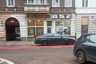 Odkryty fragment szyldu z czasów PRL