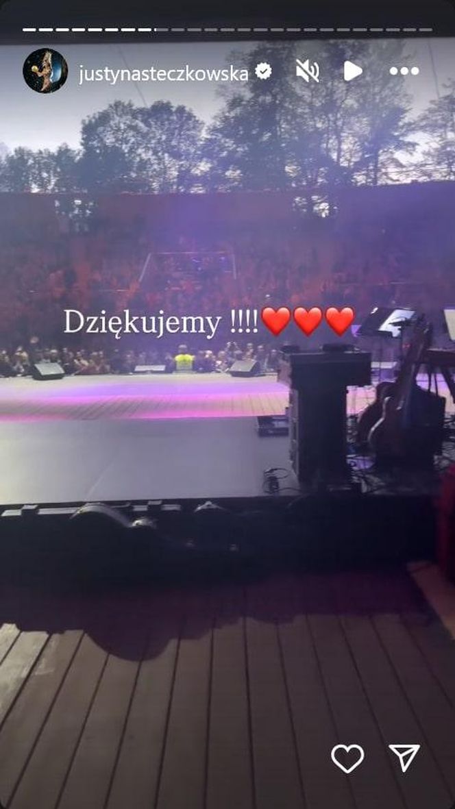 Justyna Steczkowska niczym papież! Gwiazda wyciąga rękę do fanów ze swojego jusiamobile