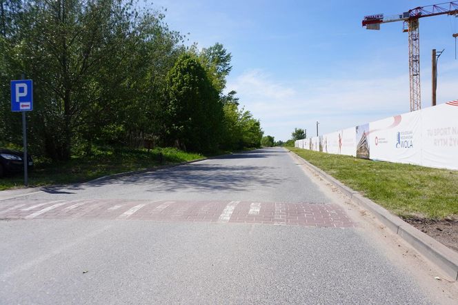 Na prostym odcinku drogi biegnącym przez łąki ustawiono aż osiem progów zwalniających 