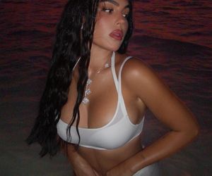 Narzeczona Cristiano Ronaldo w skąpym stroju biegała po plaży