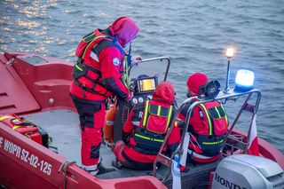 Zaginął 20-latek, jego samochód odnaleziono pod wodą. Trwa akcja ratownicza