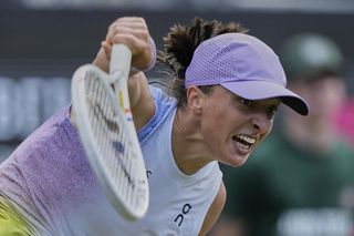 O której gra Iga Świątek dzisiaj z Caty McNally w 2. rundzie Wimbledonu? Kiedy mecz?