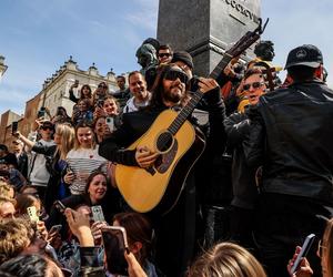 Jared Leto zagrał spontaniczny koncert pod pomnikiem Mickiewicza w Krakowie