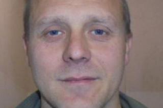 Jest ścigany za spowodowanie śmierci. 37-latek ma tatuaż z diabłem na łydce