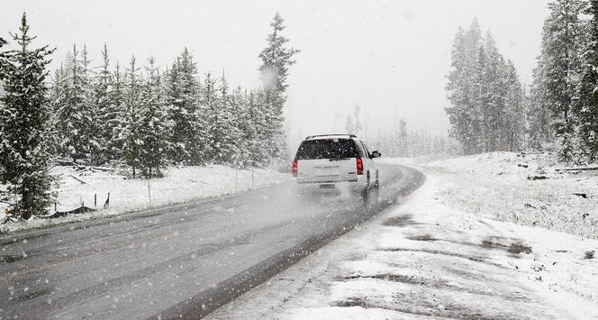 Błoto pośniegowe i opady utrudniają jazdę kierowcom! GDDKiA ostrzega, gdzie jest najgorzej 