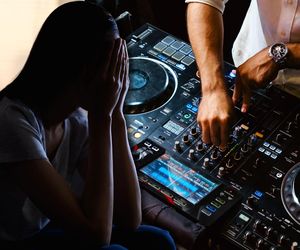 Bulwersujące zachowanie DJ-a. 47-latek oskarżony