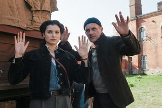 Zatoka szpiegów 2, odcinek 13. Anna Malicka (Maria Świłpa), Johann (Karol Pocheć)