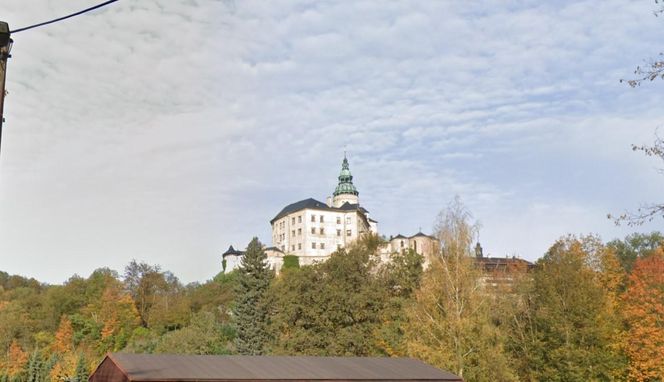 Ten zamek wygląda jak z filmu fantasy.  Leży tuż przy granicy z Polską 