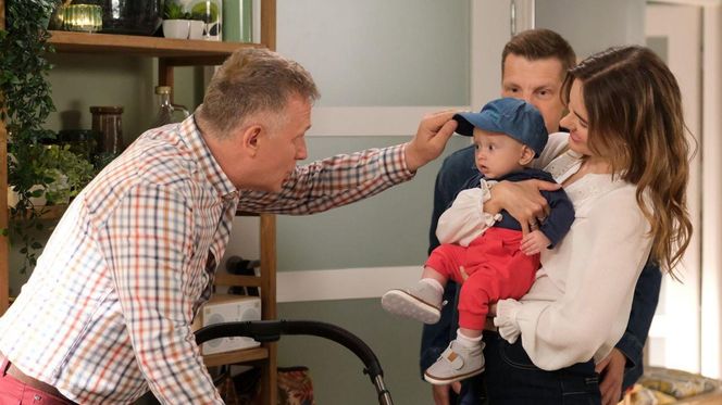 M jak miłość odc. 1875. Franka (Dominika Kachlik), Antoś (Mark Myronenko), Paweł (Rafał Mroczek), Artur Rogowski (Robert Moskwa)