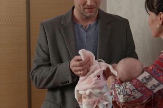 Pierwsza miłość odc. 4031. Lilka (Sylwia Sokołowska), Janek (Maciej Mikołajczyk), ich córka Pola