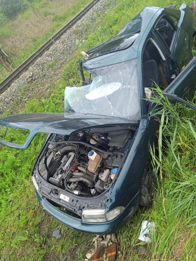 Osiek. Poważny wypadek na przejeździe kolejowym. 60-latek wjechał prosto pod pociąg [ZDJĘCIA].