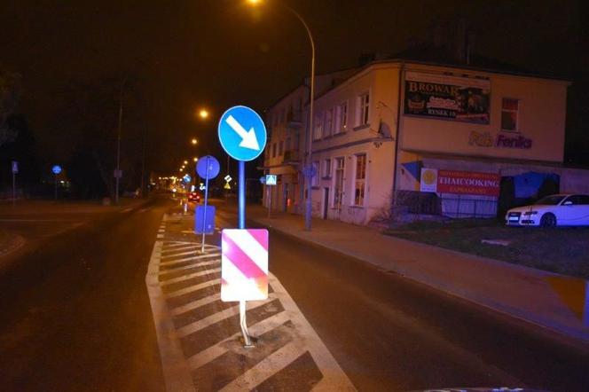 Młody kierowca wpakował się swoim BMW w znak drogowy. Odpowie na poważniejsze przestępstwo