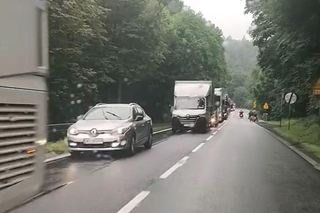 Gigantyczny korek na DK-8 przed granicą z Czechami. Poważne utrudnienia 