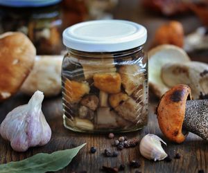 Grzyby marynowane – tradycyjny przysmak na każdą okazję