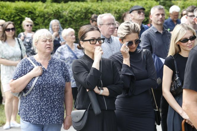 Gwiazdy na pogrzebie Joanny Kołaczkowskiej: Beata Tadla, Magda Steczkowska, Kasia Moś