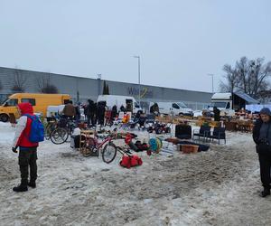 Giełda samochodowa w Łodzi. Przyciąga klientów, ale sprzedawcy nie są zadowoleni