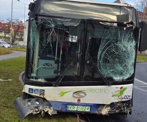 Groźny wypadek autobusu w Krakowie. Pojazd staranował ogrodzenie