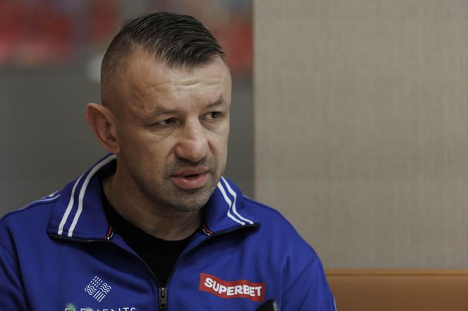 Nagrali Tomasza Adamka w monopolowym, ten odpowiada! Chyba mogę sobie kupić wino?