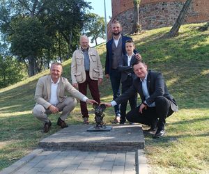 Teraz nie tylko Bydgoszcz ma swoje myszki. Pierwsza figurka uśmiechniętego gryzonia stanęła w Kruszwicy, pod Mysią Wieżą