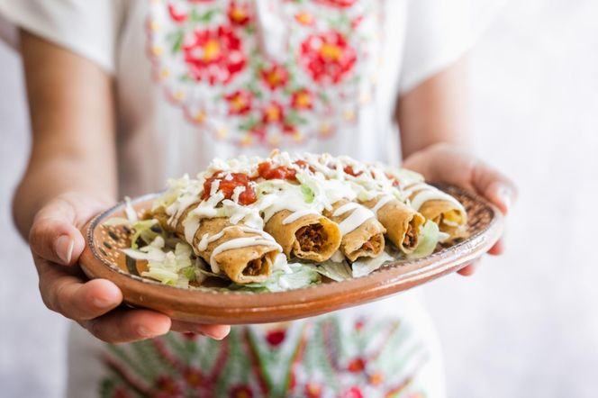 Chrupiące z zewnątrz i pikantne w środku. Taquitos to idealna przekąska