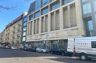 Kino Praha w Warszawie - płaskorzeźby artystów