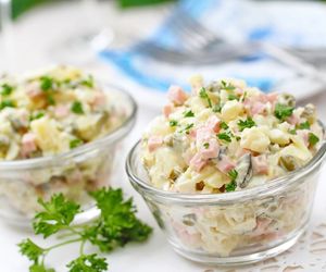 Sałatka z brzoskwiniami na słodko. Prosty przepis na połączenie kurczaka i owoców