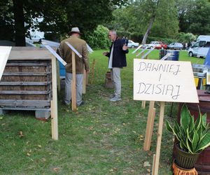 Było spotkanie z modą, muzyką i samochodami z lat 20. w Korczewie. Za nami impreza „Magia lat 20-tych” 2025