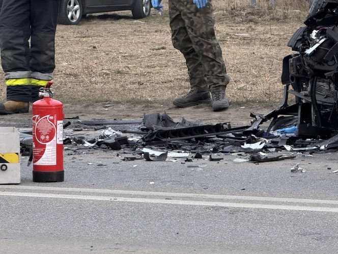 Czołowe zderzenie z nieoznakowanym radiowozem! Ranne cztery osoby, w tym policjanci 