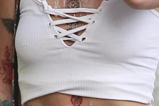 Tatuaże między piersiami