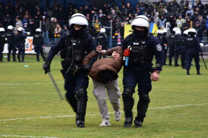 Niespokojny mecz w Jarosławiu. Do akcji wkroczyła policja 