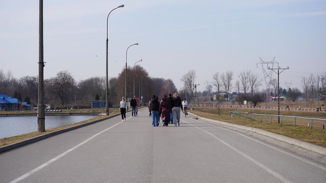 Wiosna rozgościła się w Lublinie! Mieszkańcy tłumnie ruszyli w niedzielę nad Zalew Zemborzycki, który otworzył Edward Gierek