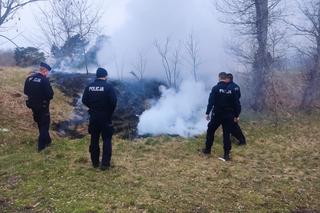 Policjanci wielofunkcyjni. W Toruniu gasili pożar!