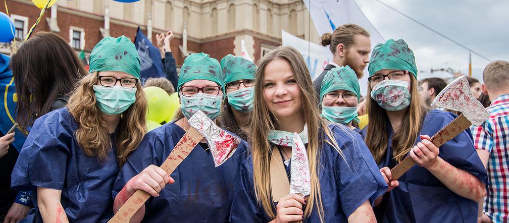Korowód juwenaliowy na krakowski Rynek: Studenci świętują! [ZDJĘCIA]