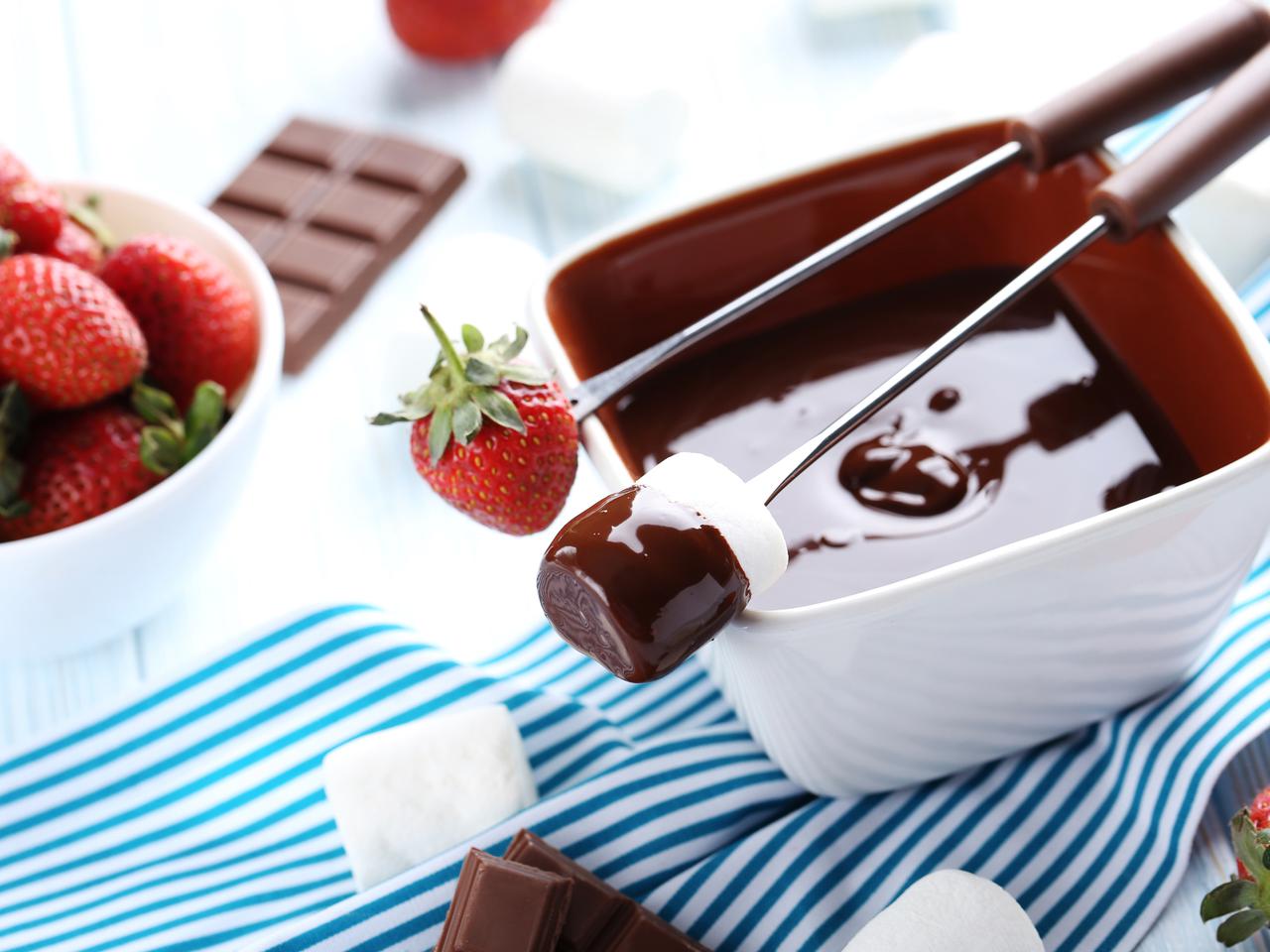 Fondue czekoladowe - deser, który najlepiej smakuje w gronie przyjaciół