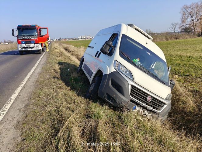 Wypadek na DK12 koło Leszna. 18-letni kierowca w szpitalu