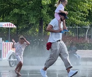 Maciej Pela z córeczkami nad Wisłą