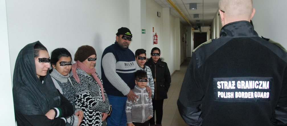 Siedmioosobowa rodzina z Syrii zatrzymana w Sanoku: Ukrywali się w naczepie tira