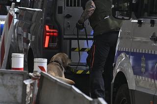 Ciała czterech mężczyzn rozkładały się w kamienicy. Kto i dlaczego mordował ludzi? Prokuratura: „Mamy swoje hipotezy”