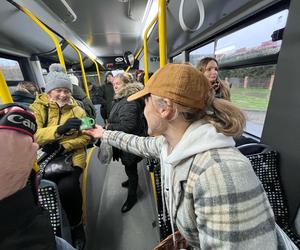 W gorzowskich autobusach elektrycznych przedstawiciele miasta rozdawali kubki i kalendarze