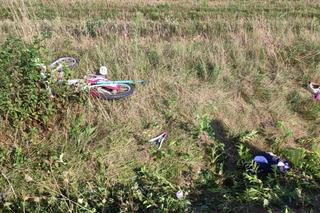 Szedł z córeczką poboczem, wjechało w nich auto