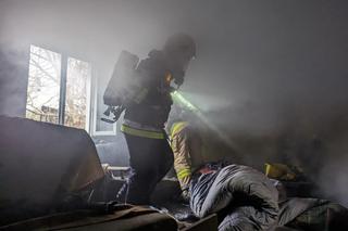 Leżała nieprzytomna, dym buchał z okien jej domu. Strażacy próbowali ją ocalić 