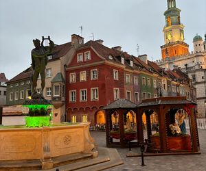 Przygotowania do Jarmarku Świątecznego na Starym Rynku w Poznaniu