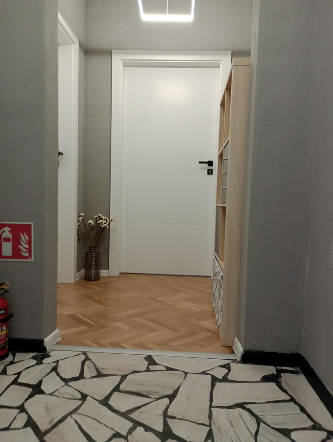 Wnętrze po metamorfozie - parkiet i marmur po renowacji