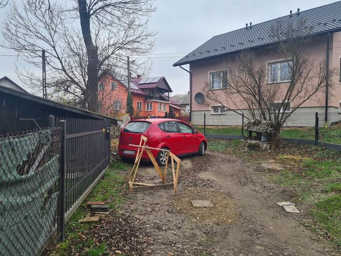 Urzejowice. Auto stoi w poprzek drogi i nikt nic nie może zrobić