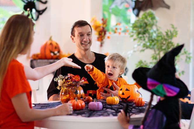 Rodzina przy stole udekorowanym na Halloween