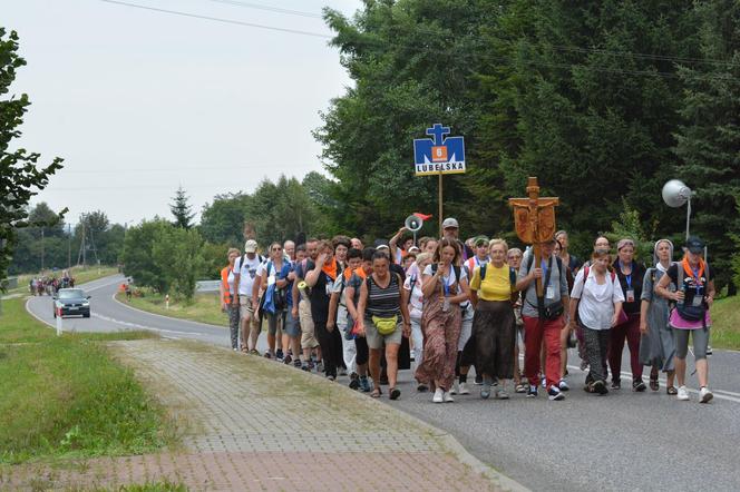 Śpiewający dzień lubelskich pątników na szlaku do Jasnej Góry!