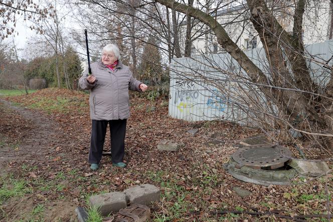 Błoto zamiast czystego chodnika. "Straciłam buta w tym bagnie!"