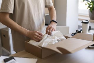 Wysoki mandat i konfiskata paczki z Chin. Mężczyzna zamówił podróbki i pożałował  