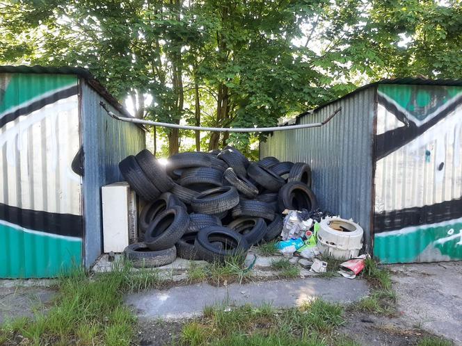 Sterty opon między garażami na szczecińskich Pomorzanach. Interweniowali strażnicy miejscy