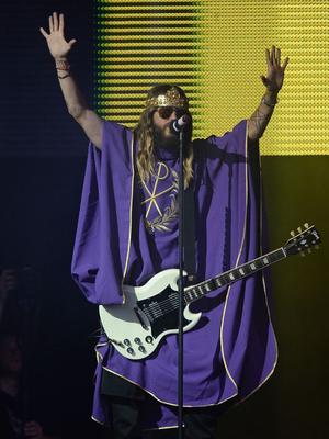 Jared Leto przebrany za księdza